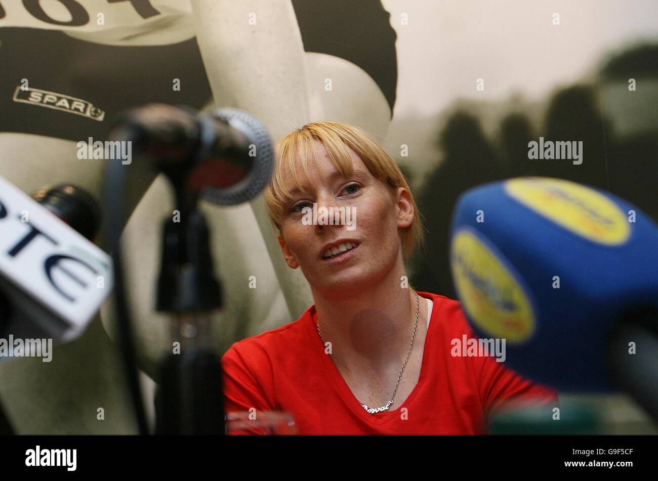 Atleta irlandese e medaglia speranza Derval O Rourke nel corso di una conferenza stampa tenutasi a Dublino è Conrad Hotel in anticipo del Campionato Europeo della prossima settimana a Göteborg. Stampa foto di associazione. Picture Data: Agosto2nd , 2006. Foto di credito dovrebbe leggere: Julien Behal/PA. Stampa foto di associazione. Foto Stock