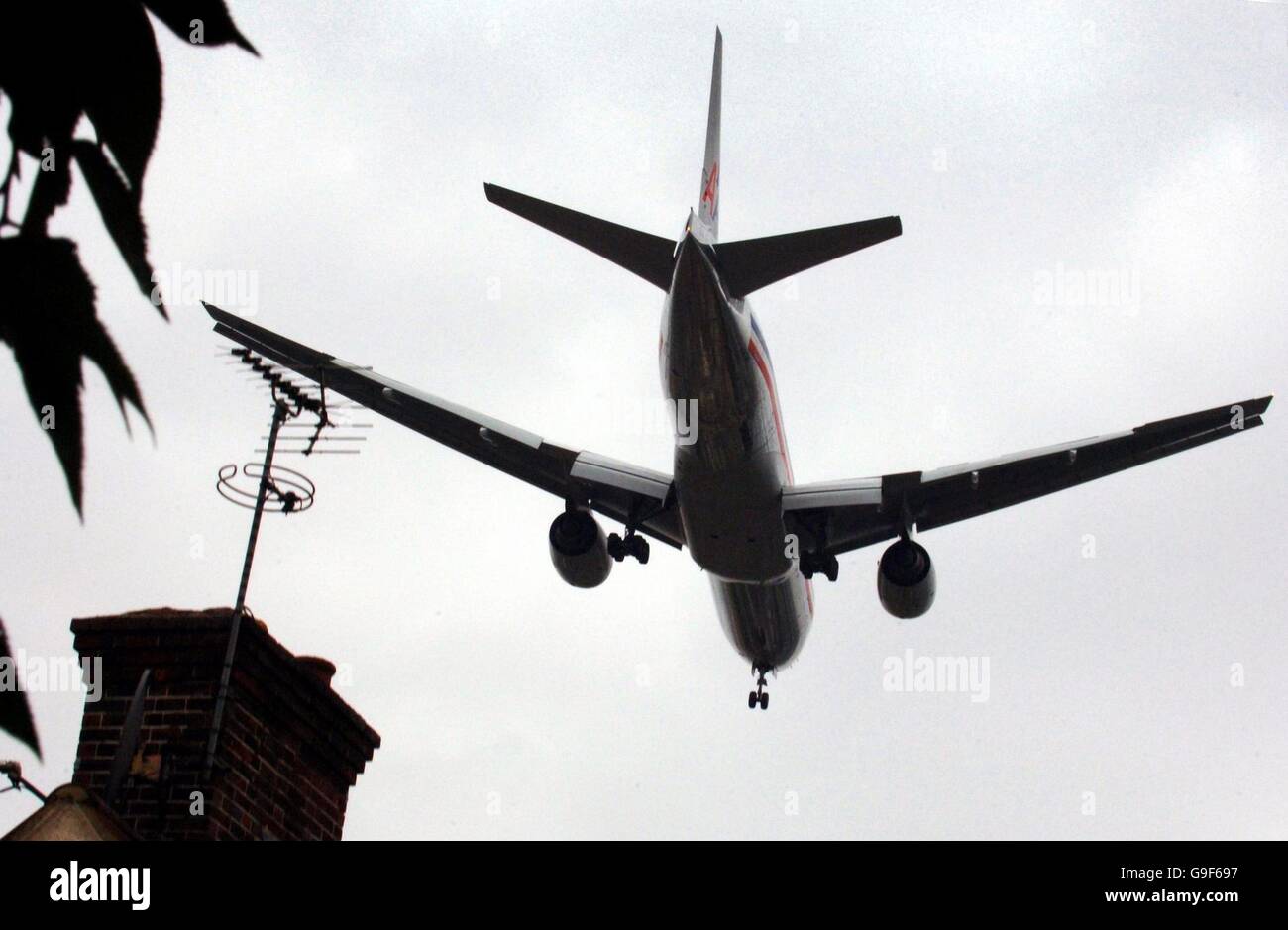 Generico foto di stock di un aeromobile fodera fino ad una pista di Heathrow su Hounslow case. Stampa foto di associazione. Picture Data: lunedì 7 agosto 2006. Vedere la storia di PA. Foto di credito dovrebbe leggere:Fiona Hanson/PA Foto Stock