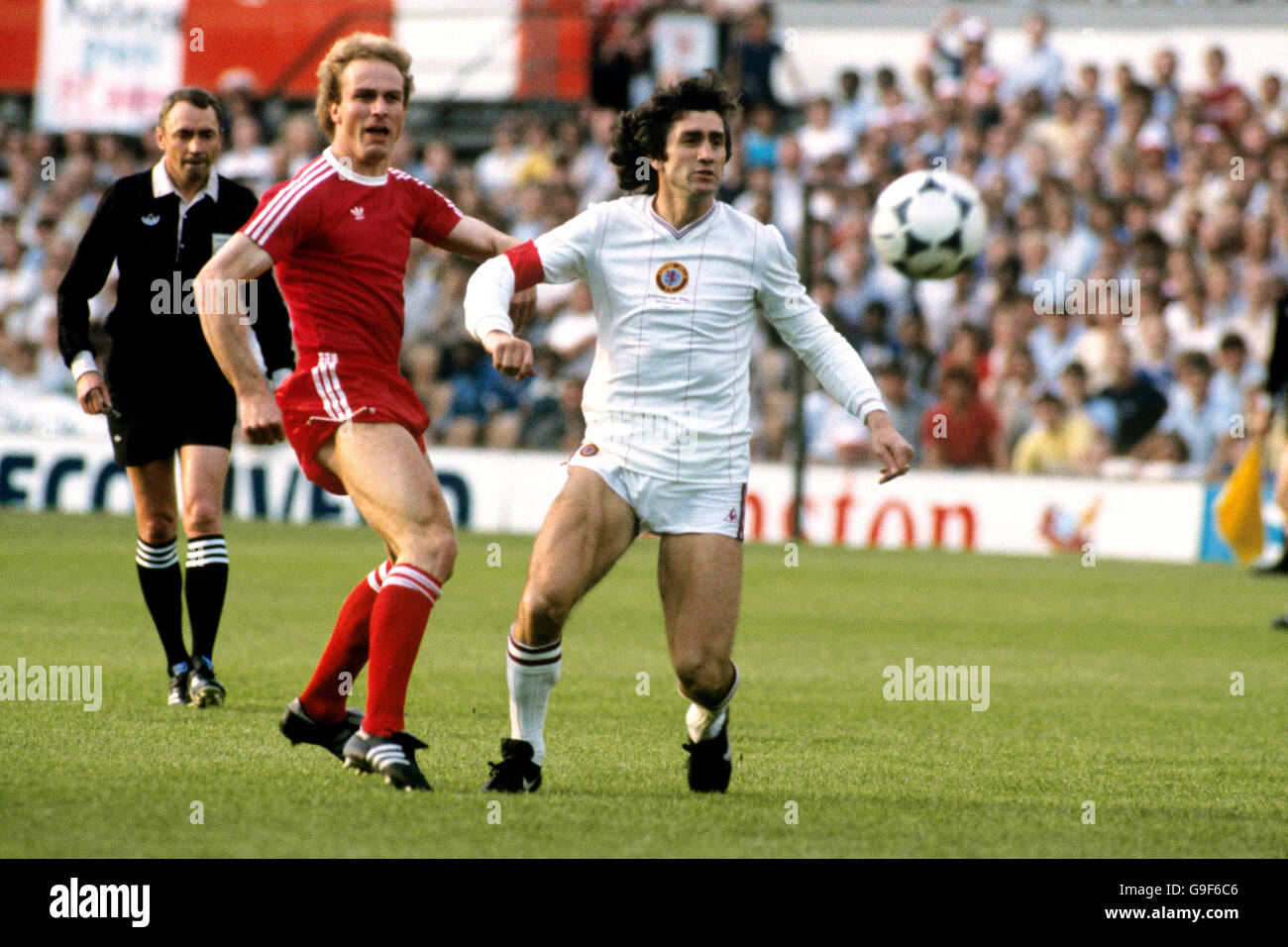 Calcio - Coppa Europa - finale - Aston Villa / Bayern Monaco - De Kuip. Dennis Mortimer di Aston Villa (r) tiene fuori il Bayern Monaco Karl-Heinz Rummenigge (l) Foto Stock