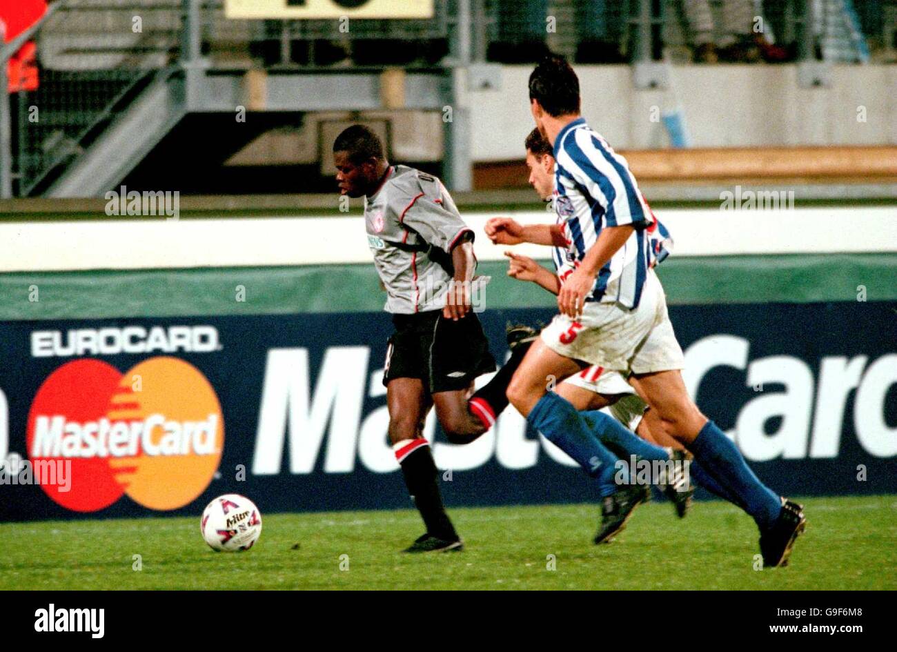 Gerard de Nooijer di Heerenveen (r) e Anthony Lurling (nascosto) inseguimento Oforibiquaye (l) di Peter Olympiakos Foto Stock Gerard de Nooijer di Heerenveen (r) e Anthony Lurling (nascosto) inseguimento Oforibiquaye (l) di Peter Olympiakos Foto Stock