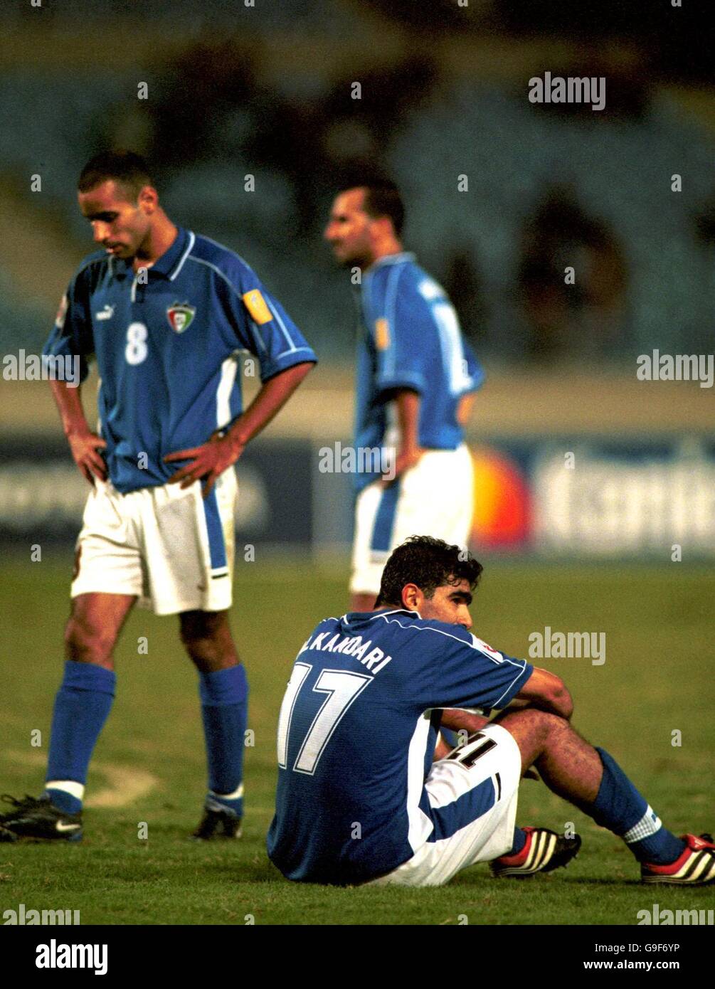 Calcio - Asian Cup 2000 - Quarter Final - Kuwait contro Arabia Saudita. I giocatori abbattuti del Kuwait riflettono sulla loro sconfitta da parte dell'Arabia Saudita in tempo extra Golden Goal Foto Stock