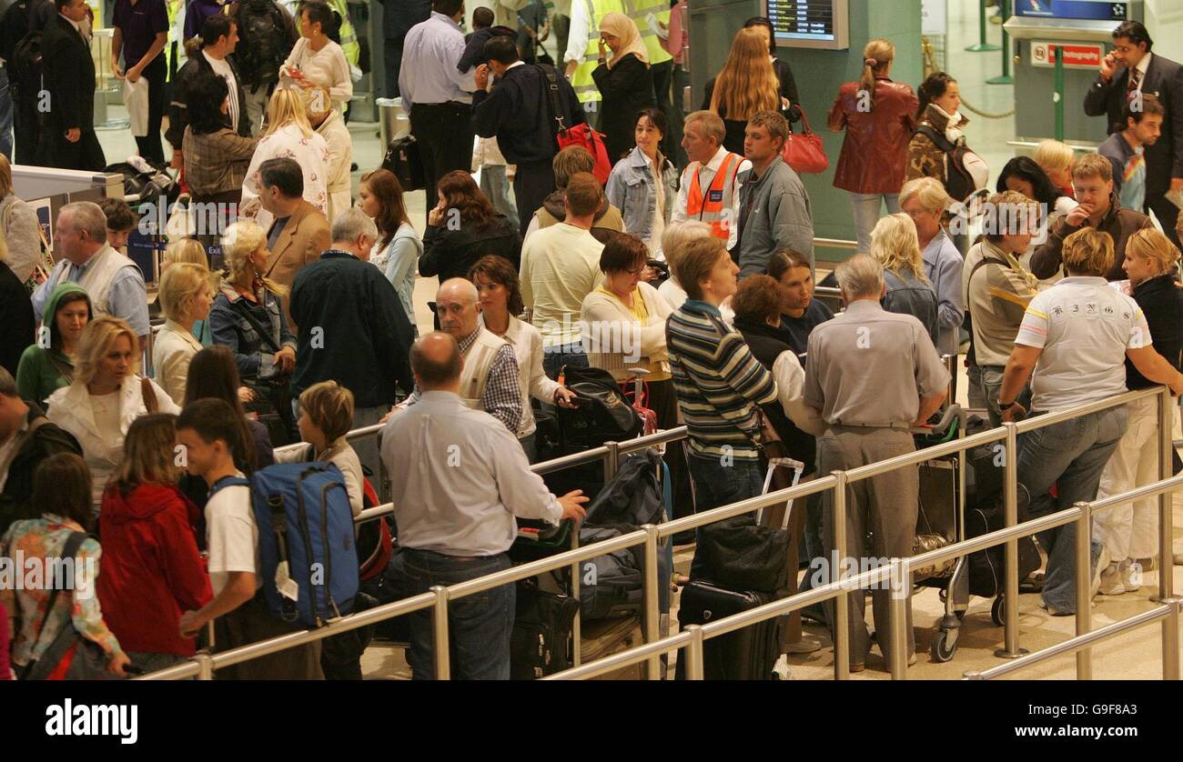 I passeggeri si accingono al Terminal 3 dell'aeroporto di Heathrow, dove le cose stavano lentamente tornando alla normalità oggi, poiché le misure di sicurezza introdotte dopo le ondate anti-terrore della settimana scorsa sono state ridotte. Foto Stock