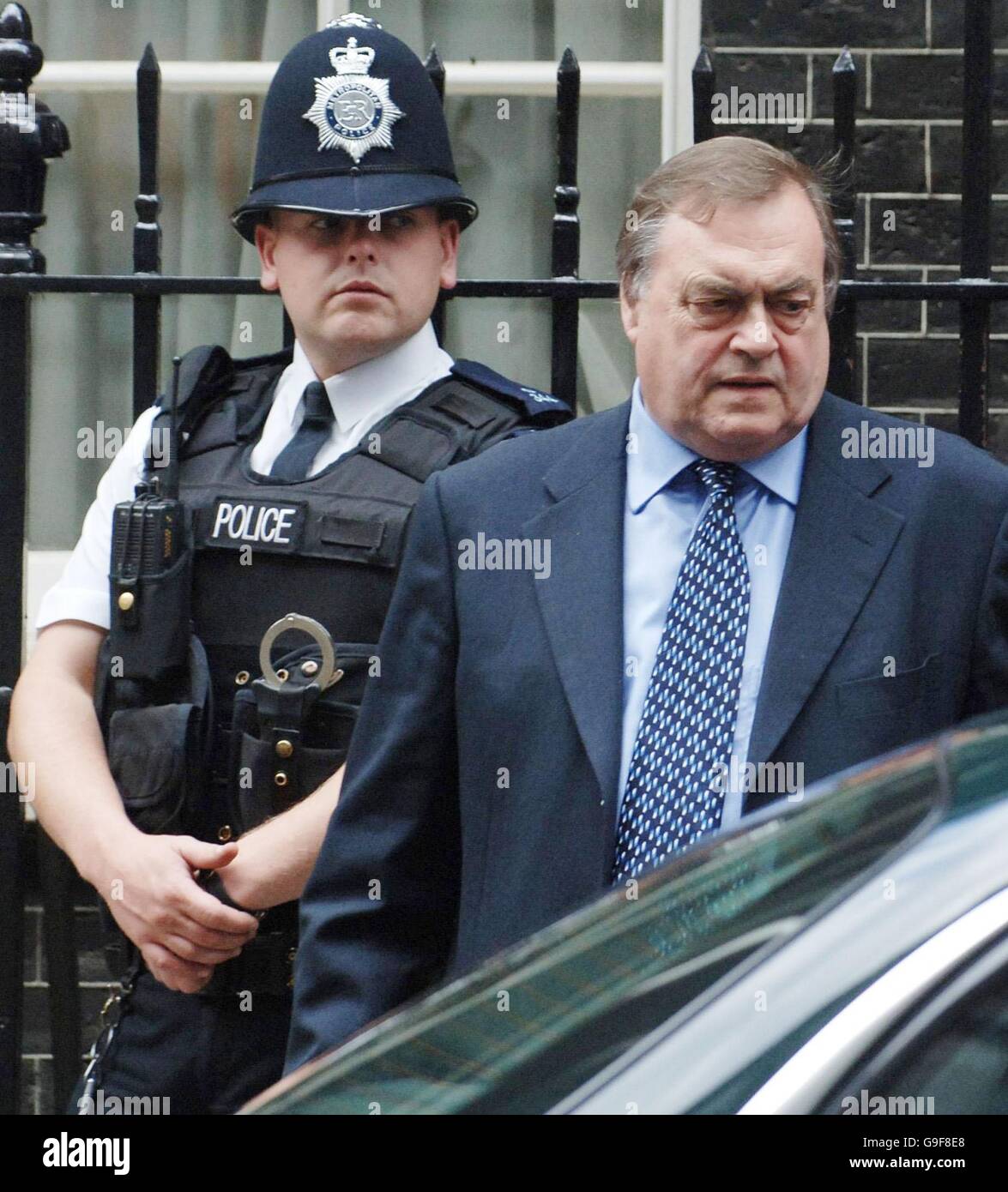 Il vice primo ministro John Prescott, che oggi ha accusato il leader dei conservatori David Cameron di indebolire la lotta contro il terrorismo dal criticare la politica del governo, lasciando 10 Downing Street, Londra centrale. Foto Stock