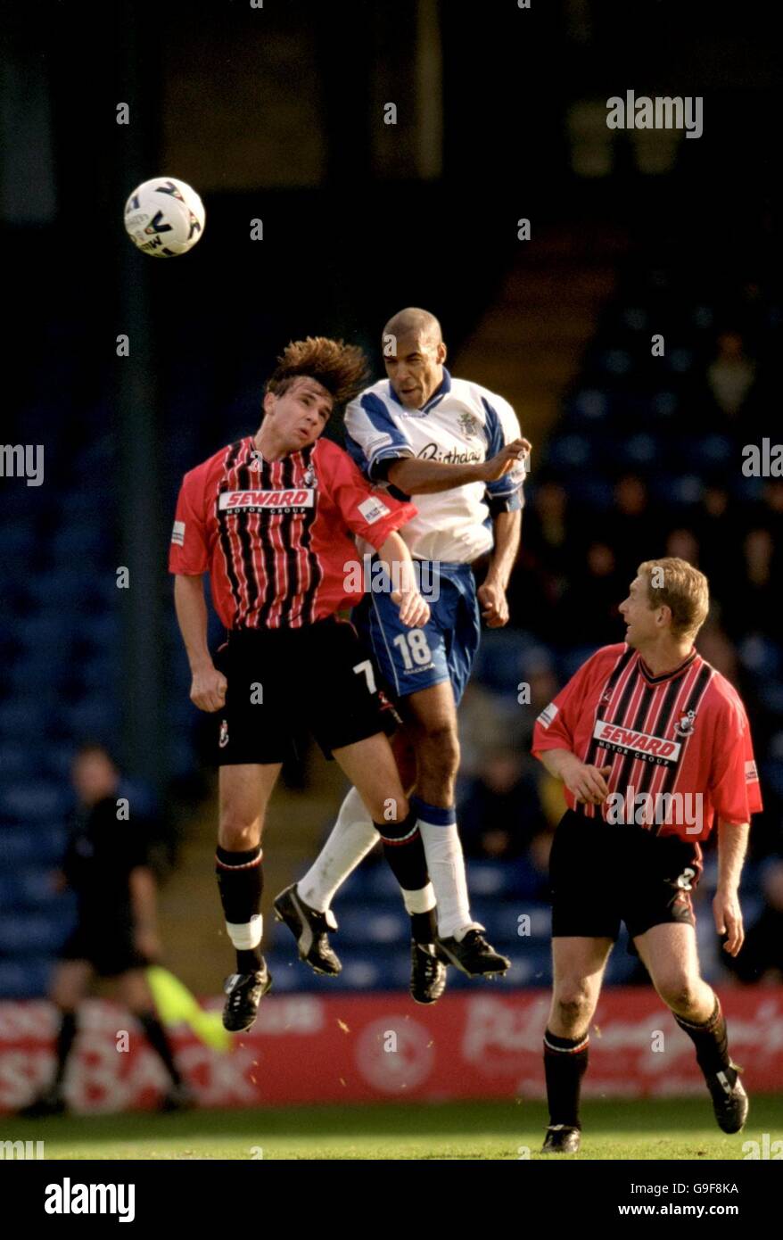 Calcio - Nationwide League Divisione due - Bury contro Bournemouth. Andy Preece di Bury (r) sale sopra Carl Fletcher (l) di Bournemouth per vincere un titolo Foto Stock