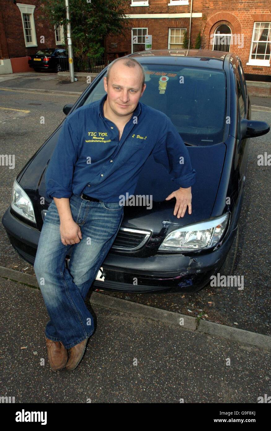 Dean Sutcliffe, 33 anni, si siede sulla vettura che ha usato per fermare un autobus a Norwich, Norfolk. Foto Stock