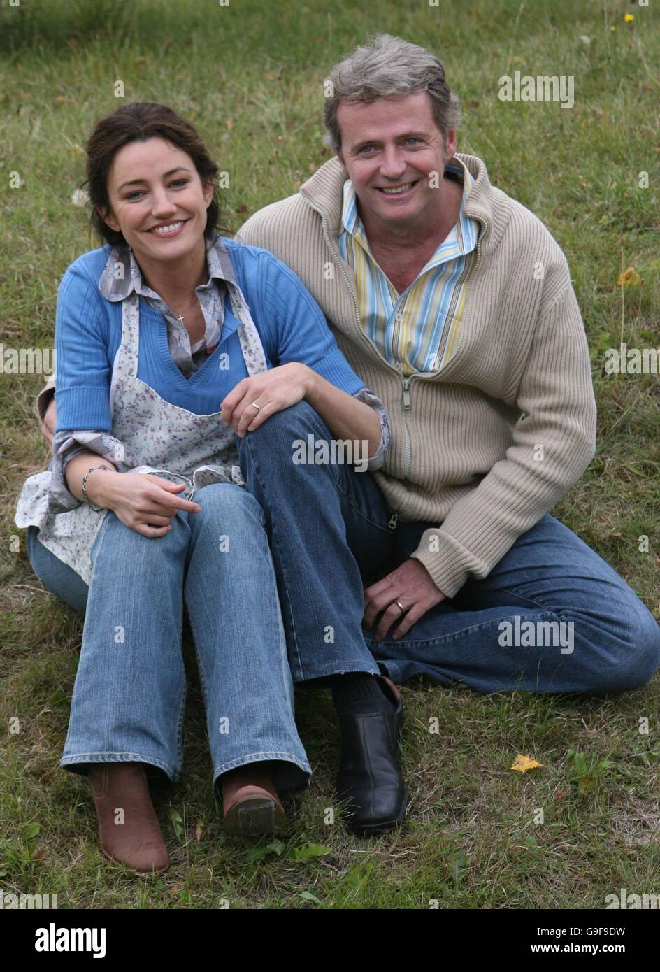 Attori Orla Brady e Aiden Quinn, sul set di 32A, un film di prossima età ambientato negli anni '70 a Dublino , attualmente in fase di ripresa a Donaghmede nel nord della città. Foto Stock