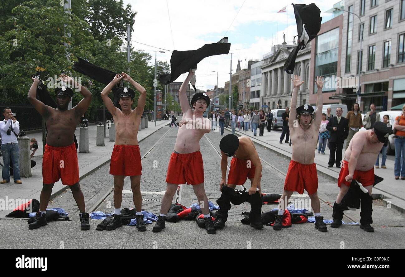 Il calco della hit show Full Monty strip off nella parte superiore di Grafton Street a ricordare alla gente che la mostra chiude al teatro Olimpia in città il 9 settembre prima di touring Irlanda fino alla fine di ottobre Foto Stock