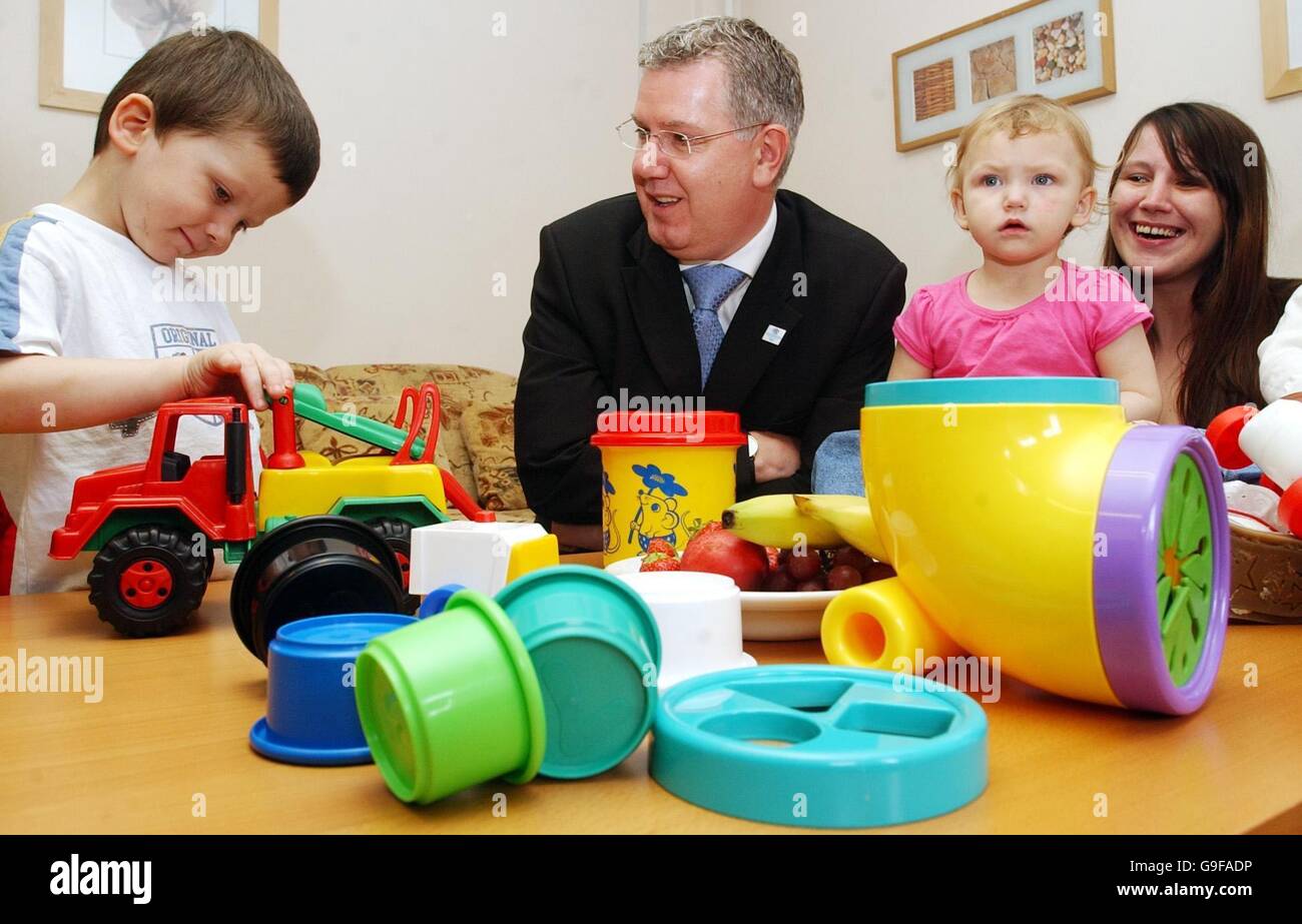 Il ministro della salute Andy Kerr con (da sinistra a destra) Nathan McFarlane, 4 e Jamie Bowman, 2, guardato da Jamie's Madre Marie Bowman, durante una visita a Gorbals genitori e figli insieme (PACT) team in Glasgow. Foto Stock