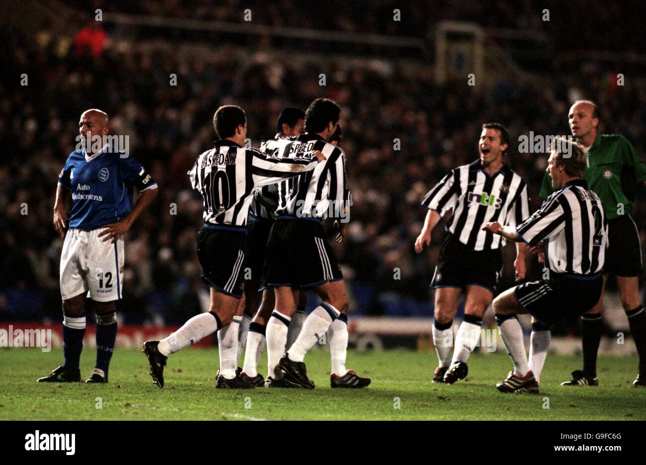 Calcio - Worthington Cup - Fourth Round - Birmingham City / Newcastle United. Martin o'Connor (l) di Birmingham City dispria mentre i giocatori del Newcastle United celebrano l'obiettivo di apertura di Kieron Dyer Foto Stock
