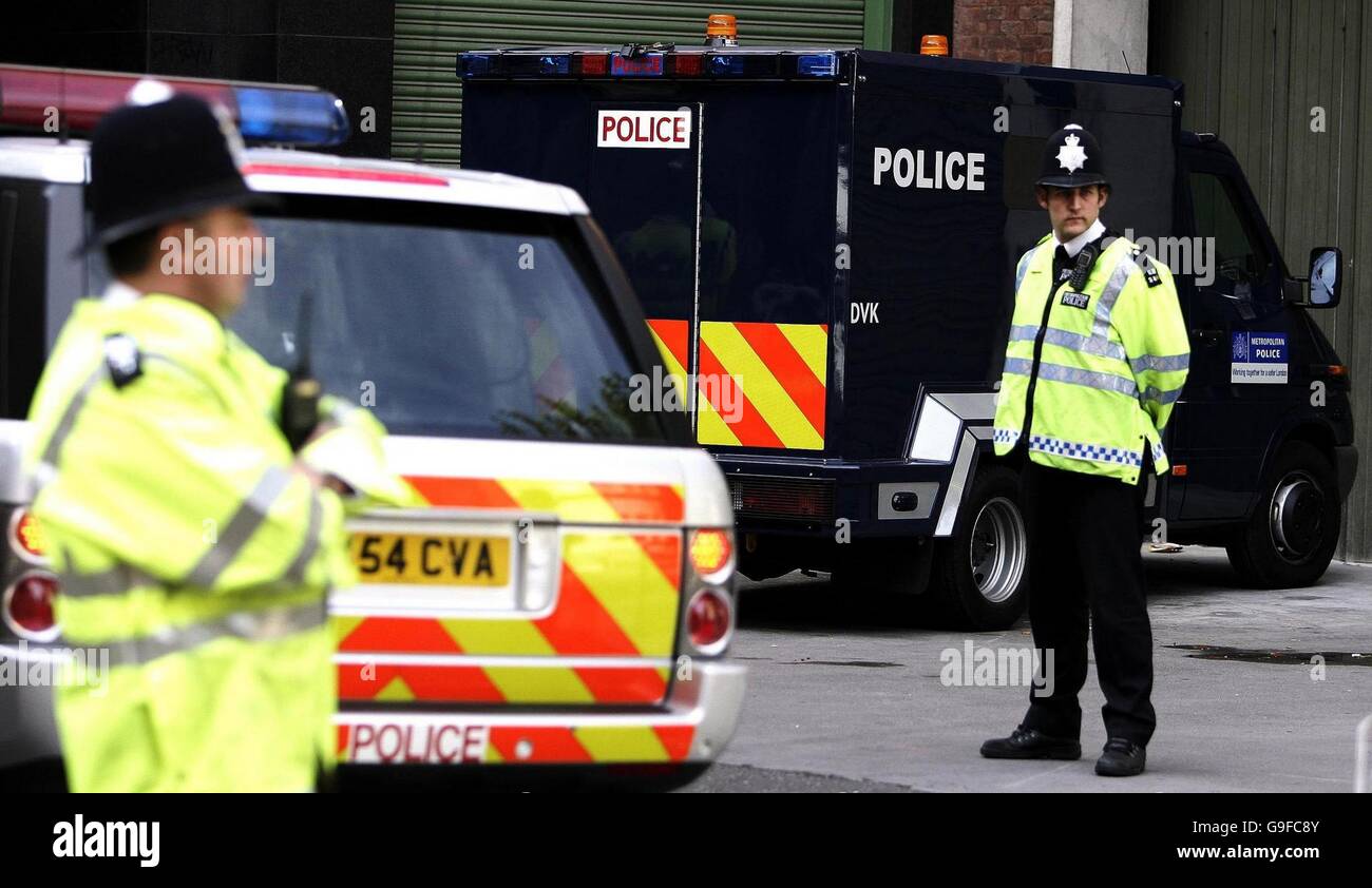 I veicoli della polizia arrivano alla corte dei Magistrates della City of Westminster a Londra, che si ritiene contengano tre uomini che sembreranno accusati in relazione alla presunta trama per far esplodere i jet transatlantici. Foto Stock