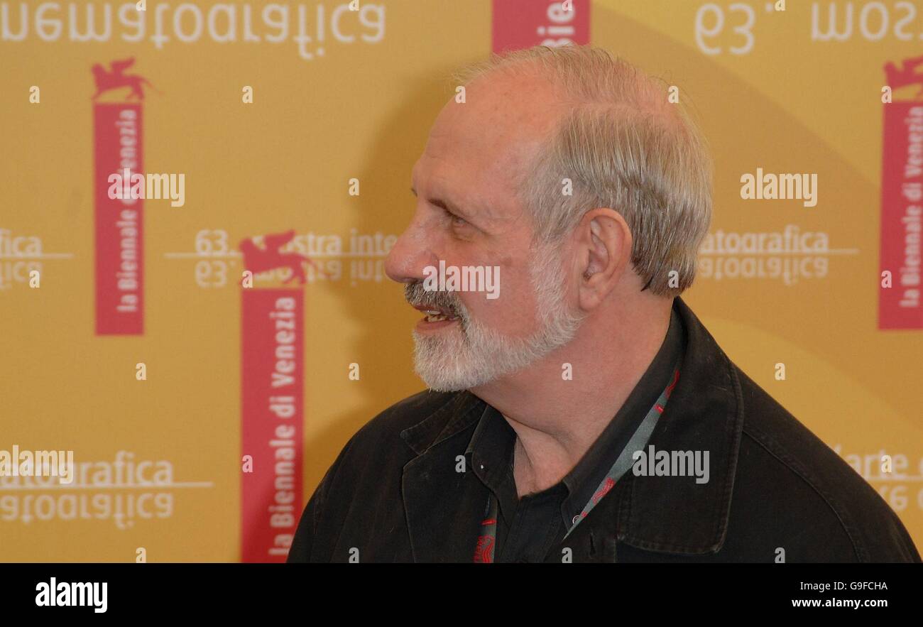 Il regista Brian de Palma arriva a una conferenza stampa per il suo nuovo film The Black Dahlia, al Palazzo del Casino di Venezia, durante il Festival del Cinema di Venezia. Foto Stock