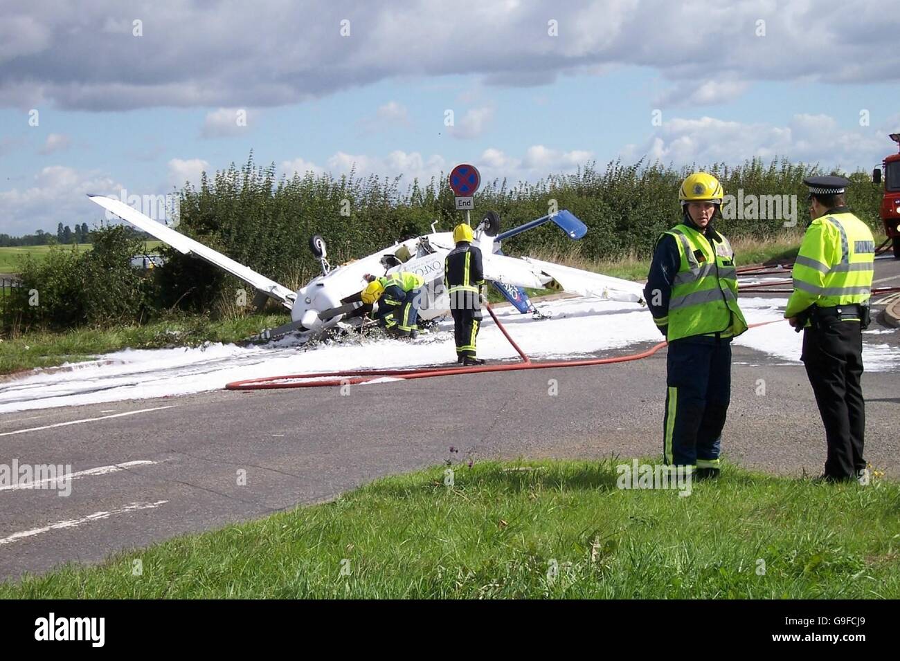 Servizi di emergenza personale presso la scena di un aeromobile leggero crash su una strada laterale che conduce alla A44 nei pressi di Oxford. Foto Stock