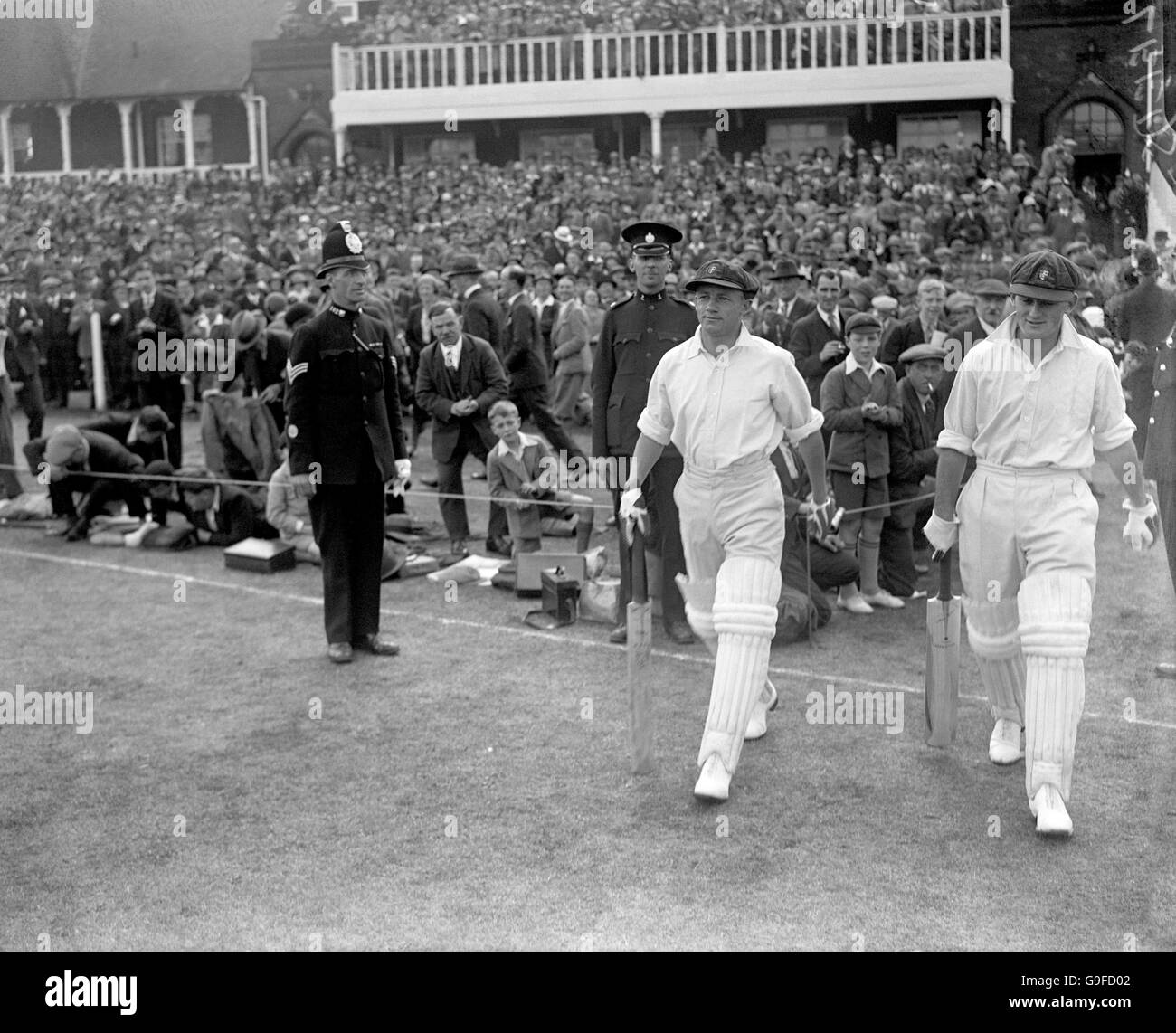 Cricket - The Ashes - terzo Test - Inghilterra / Australia - Headingley - terzo giorno. Don Bradman e Stan McCabe dell'Australia si fanno strada verso il wicket Foto Stock