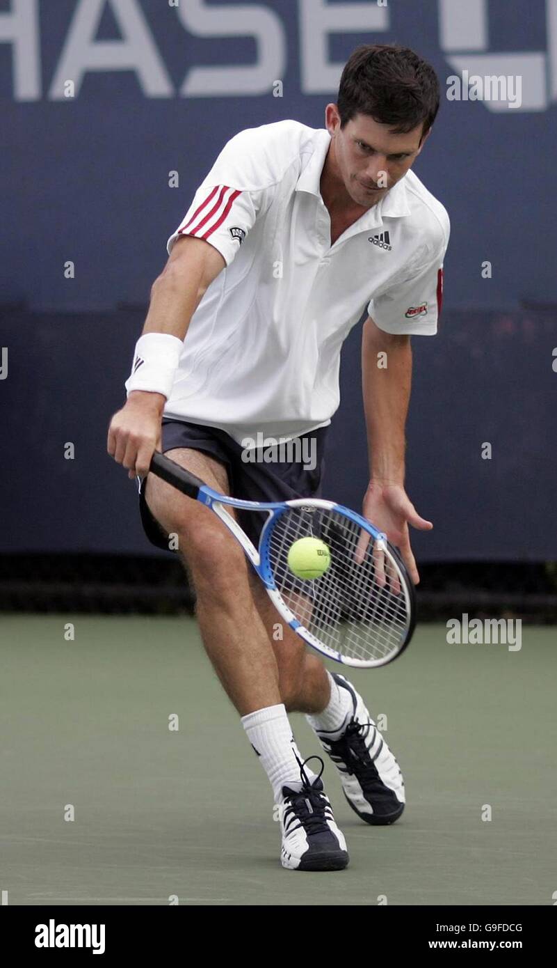 Tim Henman della Gran Bretagna in azione contro Greg Rusedski durante il primo round match al US Open di Flushing Meadow, New York. Foto Stock