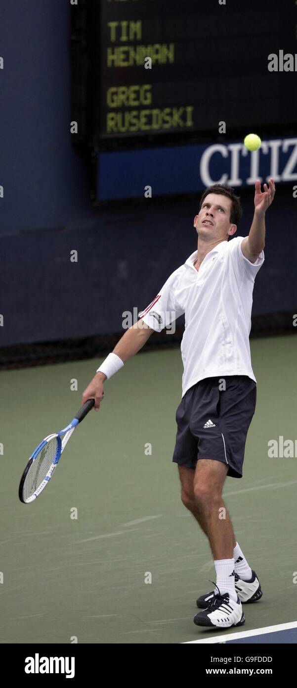 Tennis - US Open - New York - due giorni. Tim Henman della Gran Bretagna in azione contro Greg Rusedski durante la prima partita al US Open di Flushing Meadow, New York. Foto Stock