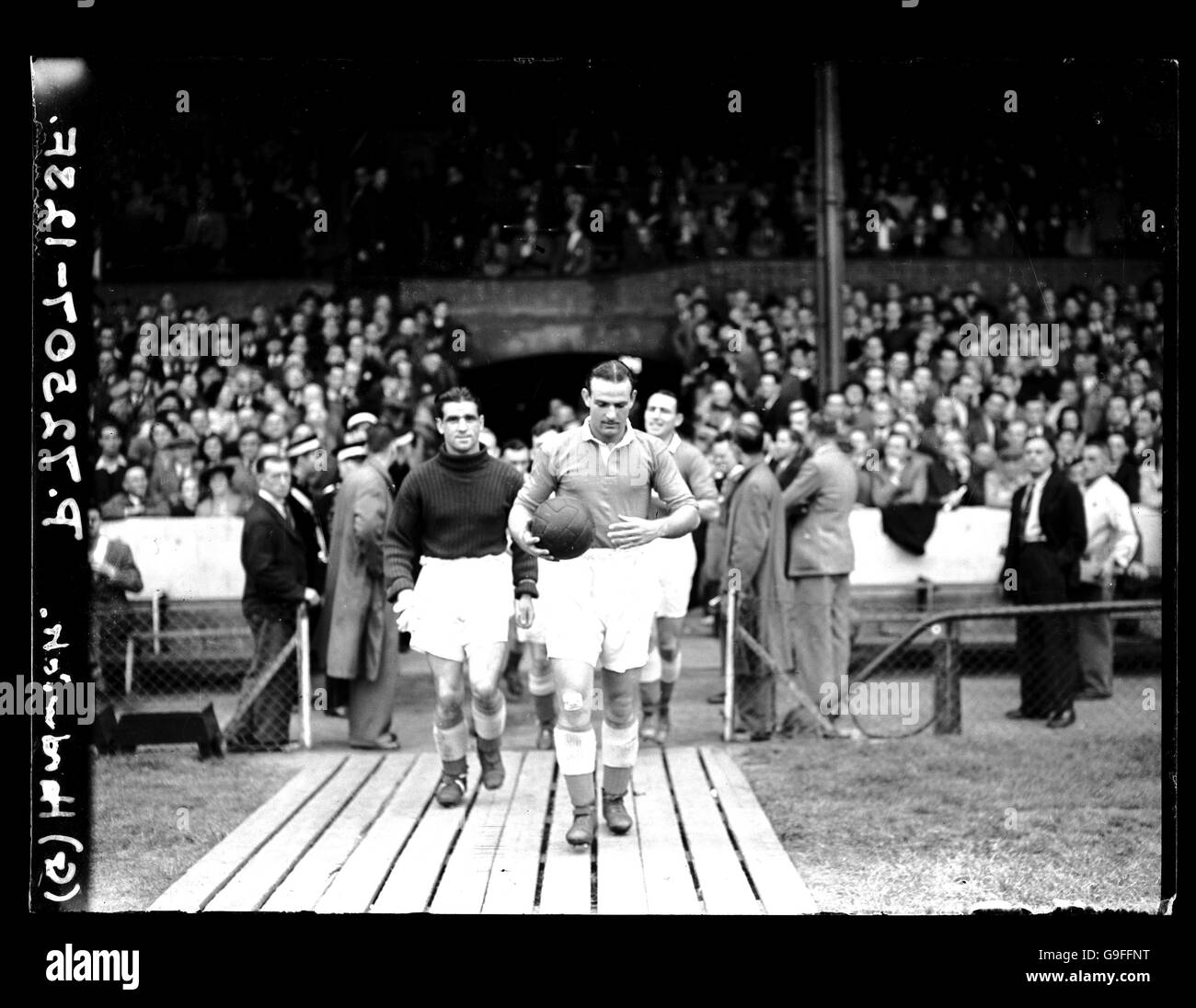 Calcio - Football League Divisione uno - Chelsea / Middlesbrough. Il capitano di Middlesbrough George Hardwick guida la sua squadra Foto Stock