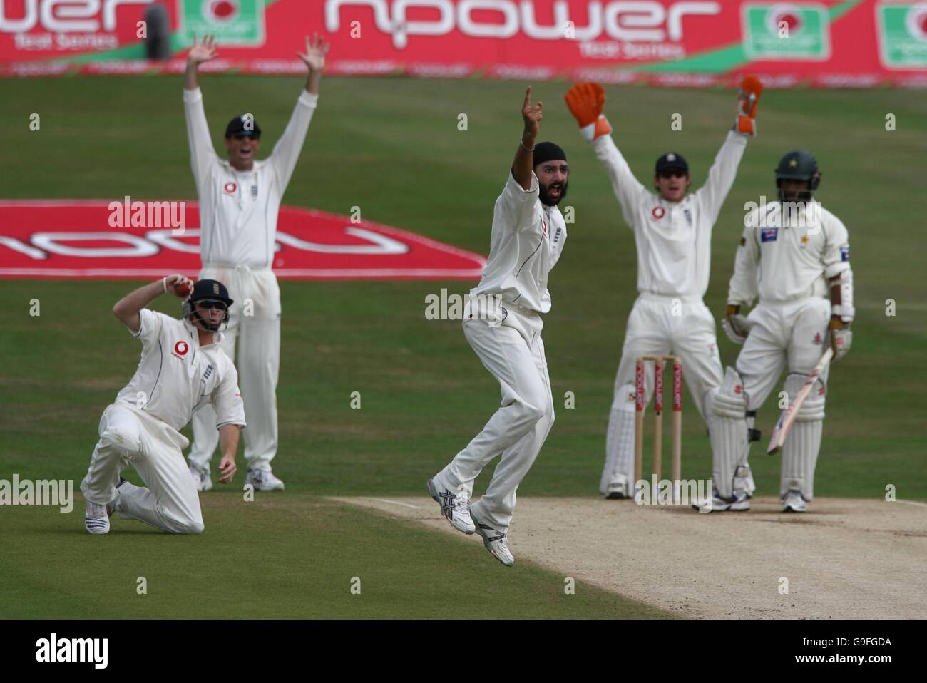 Inghilterra Monty Panesar appelli senza successo contro il pakistano battsman Mohammad Yousuf durante il terzo giorno della terza prova di npower a Headingley, Leeds. Foto Stock