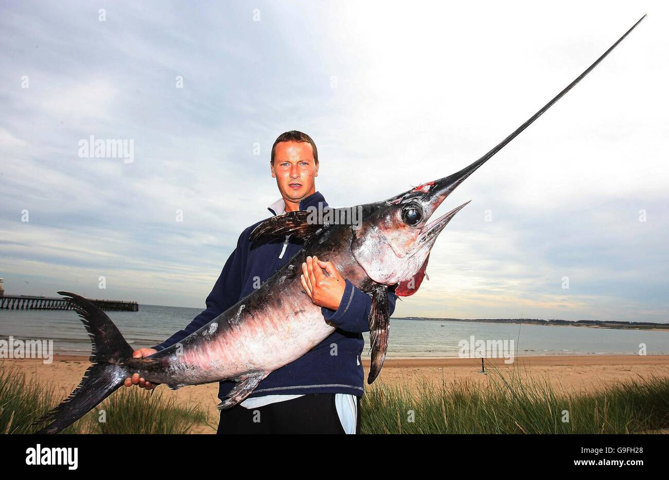 Proprietario di Blyth Fish Mark Watson con il pesce spada da 58lb che è stato catturato al largo di Newbiggin-by-the-Sea, Northumberland. Foto Stock