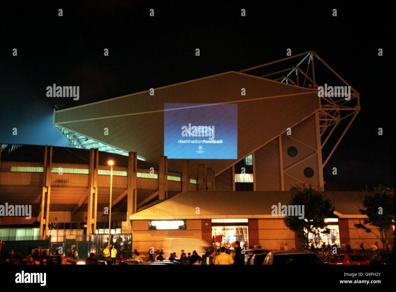 Calcio - UEFA Champions League - Gruppo H - Leeds United contro Barcellona. Il logo Ford è proiettato sul lato di uno stand a Elland Road Foto Stock