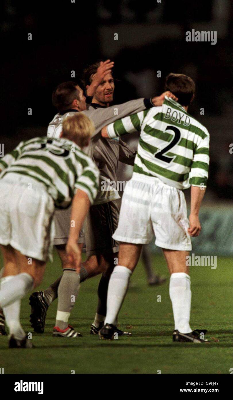 Christophe Dugarry di Bordeaux spinge via Tommy Boyd di Celtic al fine della partita come lui va a scuotere le mani Foto Stock