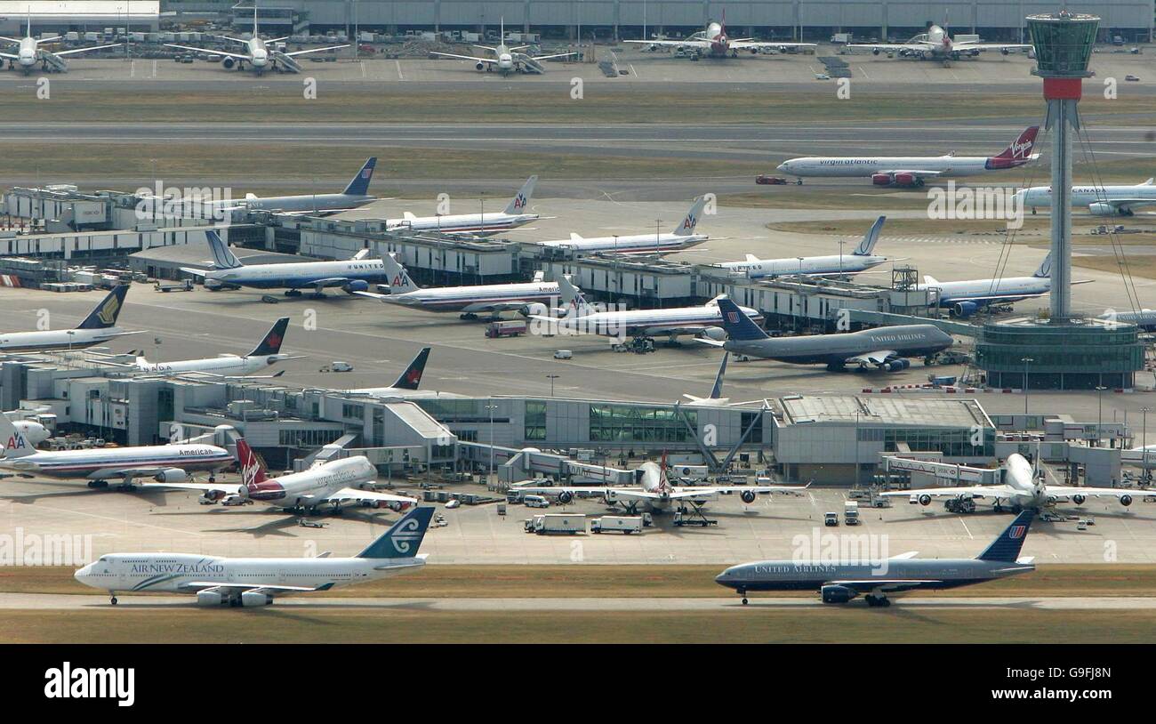 Gli aeroplani che siedono oggi attorno alla torre di controllo dell'aeroporto di Heathrow a Londra. Foto Stock