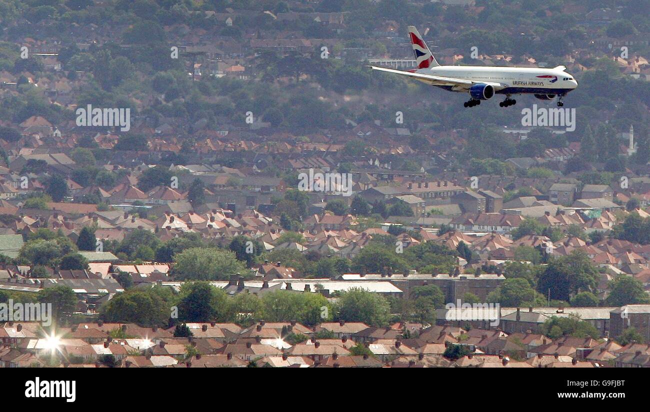 Un aereo della British Airways atterra oggi all'aeroporto di Heathrow a Londra. Foto Stock