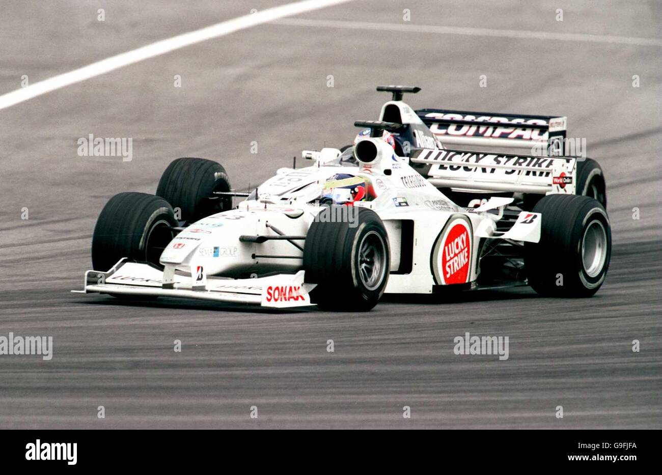 Formula uno Motor Racing - Gran Premio della Malesia. Ricardo Zonta taglia Jenson Button Foto Stock