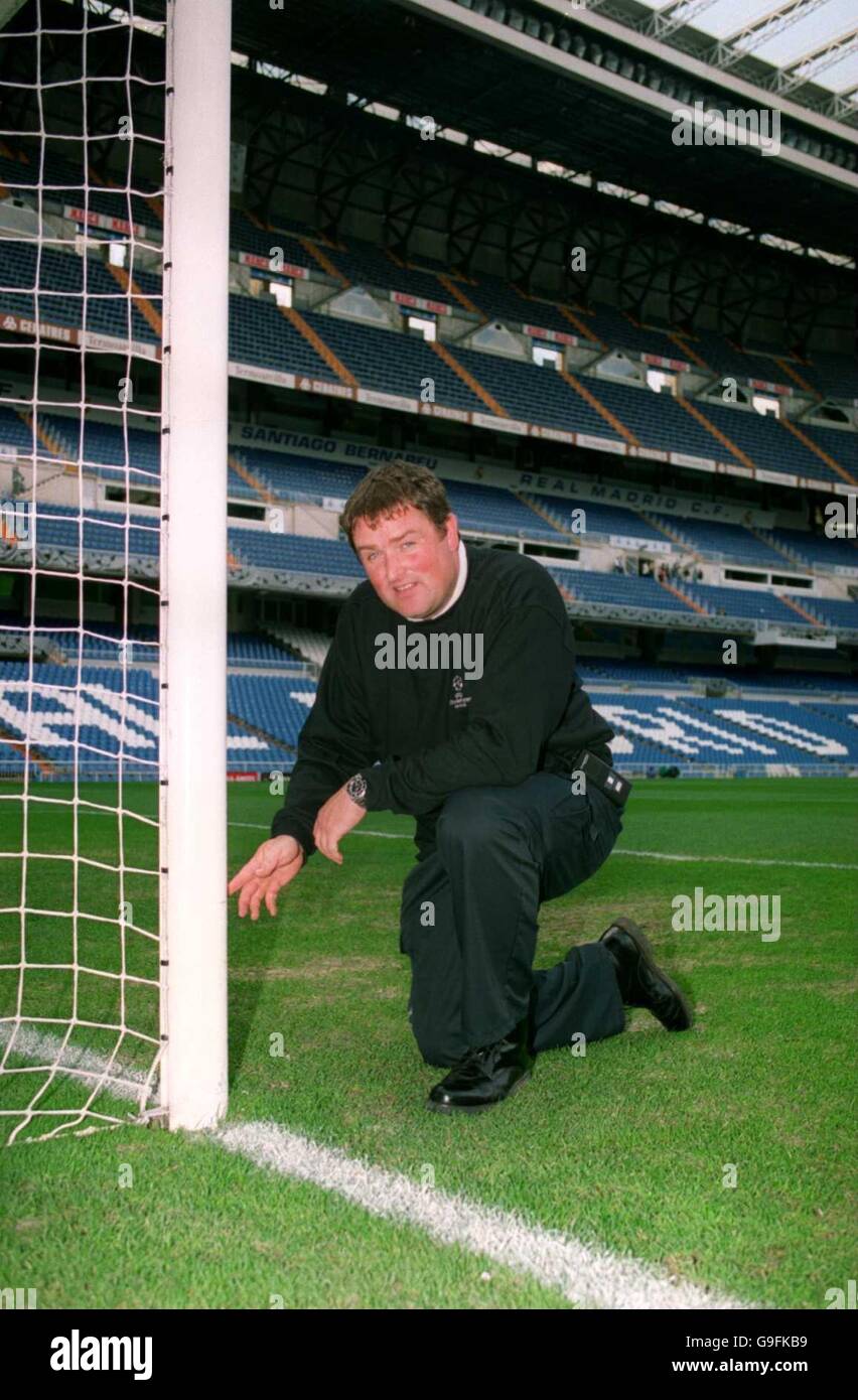 Il groundsman del Real Madrid che ha recuperato i goalposts sostitutivi quando l'obiettivo si è rotto prima di una partita semifinale di Champions League contro Borussia Dortmund il 1° aprile 1998, con un ritardo di 75 minuti, indica il punto esatto in cui il post ha dato il via Foto Stock