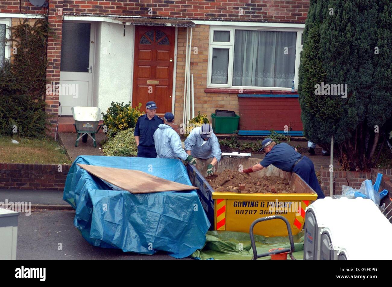 La polizia dig up slabes pavimentazione a 107 Walton verde, New Addington, vicino Croydon dove la polizia continuano la loro ricerca. Foto Stock