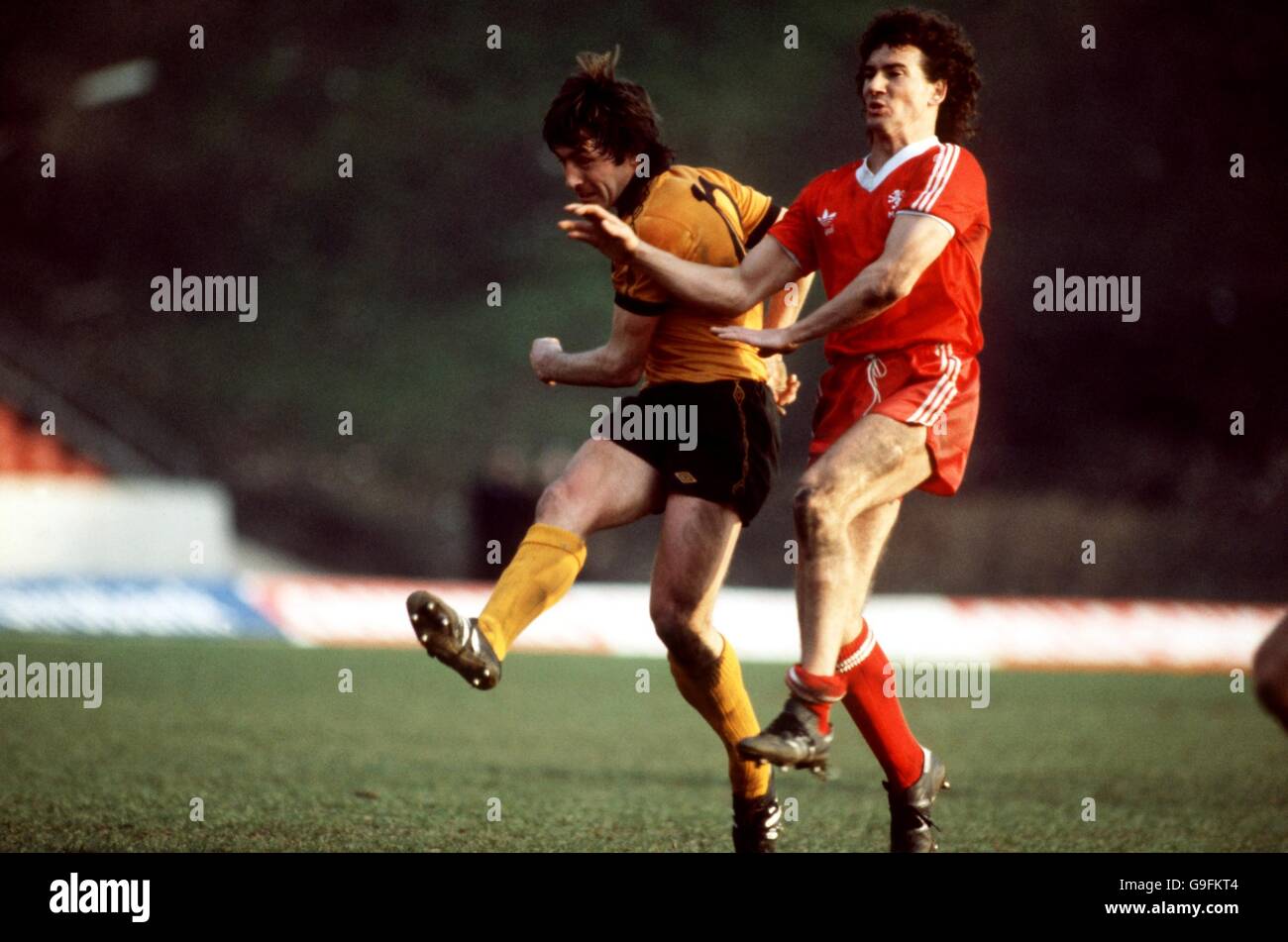 John Richards di Wolverhampton Wanderers (l) potenzia in un colpo sotto pressione da Craig Johnston di Middlesbrough (r) Foto Stock