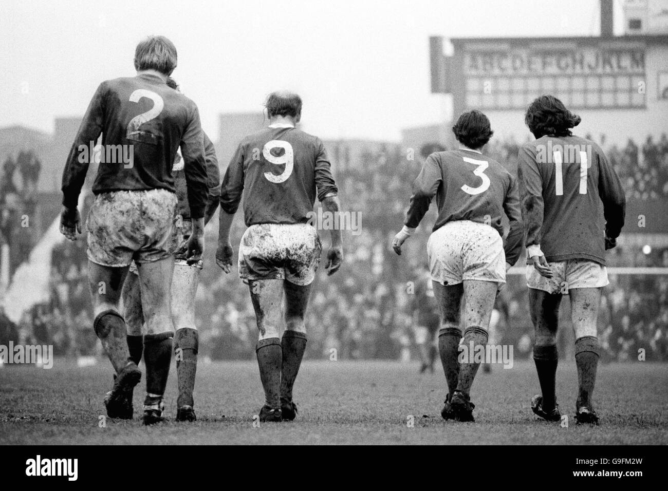 Bobby Charlton del Manchester United (9) e George Best (11) tornano al cerchio centrale dopo aver conceduto un obiettivo. Foto Stock