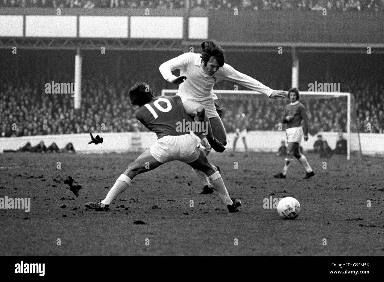 Calcio - Football League Divisione uno - Everton contro Leeds United. Eddie Grey (r) di Leeds United salta un tentativo di affrontare John Hurst (l) di Everton Foto Stock