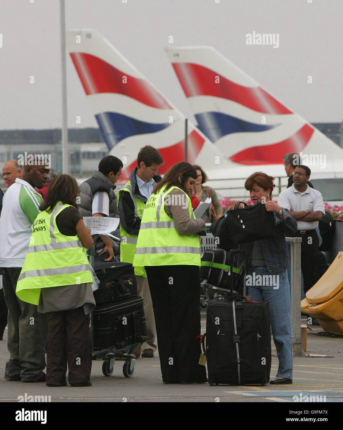 I passeggeri al di fuori del Terminal 4 dell'aeroporto di Heathrow, dove le cose stavano lentamente tornando alla normalità oggi, poiché le misure di sicurezza introdotte dopo le ondate anti-terrore della settimana scorsa sono state ridotte. Foto Stock