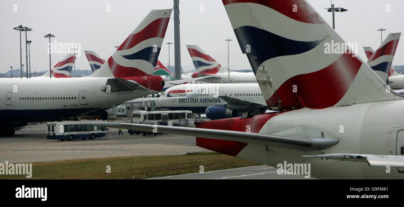 Gli aerei sull'asfalto all'aeroporto di Heathrow, dove le cose tornavano lentamente alla normalità oggi, poiché le misure di sicurezza introdotte dopo le ondate anti-terrore della settimana scorsa sono state ridotte. Foto Stock