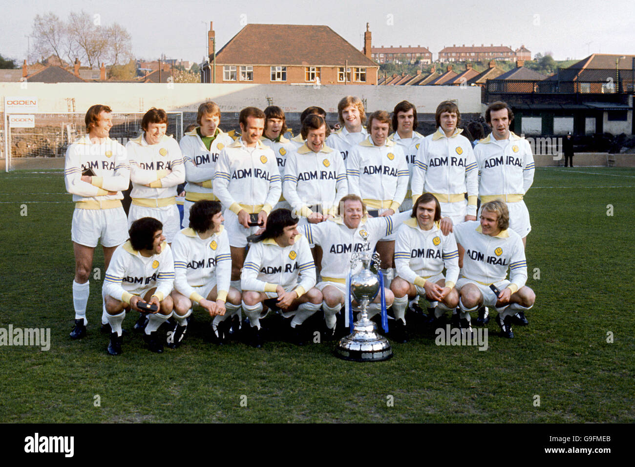 Calcio - Football League Division 1 - Leeds United. La squadra del Leeds United con il trofeo del campionato di calcio Foto Stock