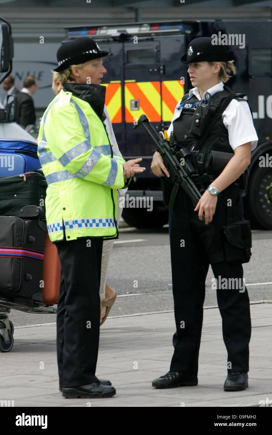 Una poliziotto armata fuori dal Terminal 3 dell'aeroporto di Heathrow, dove le cose stavano lentamente tornando alla normalità oggi, con l'introduzione di misure di sicurezza dopo le operazioni anti-terrore della scorsa settimana, sono state ridotte. Foto Stock