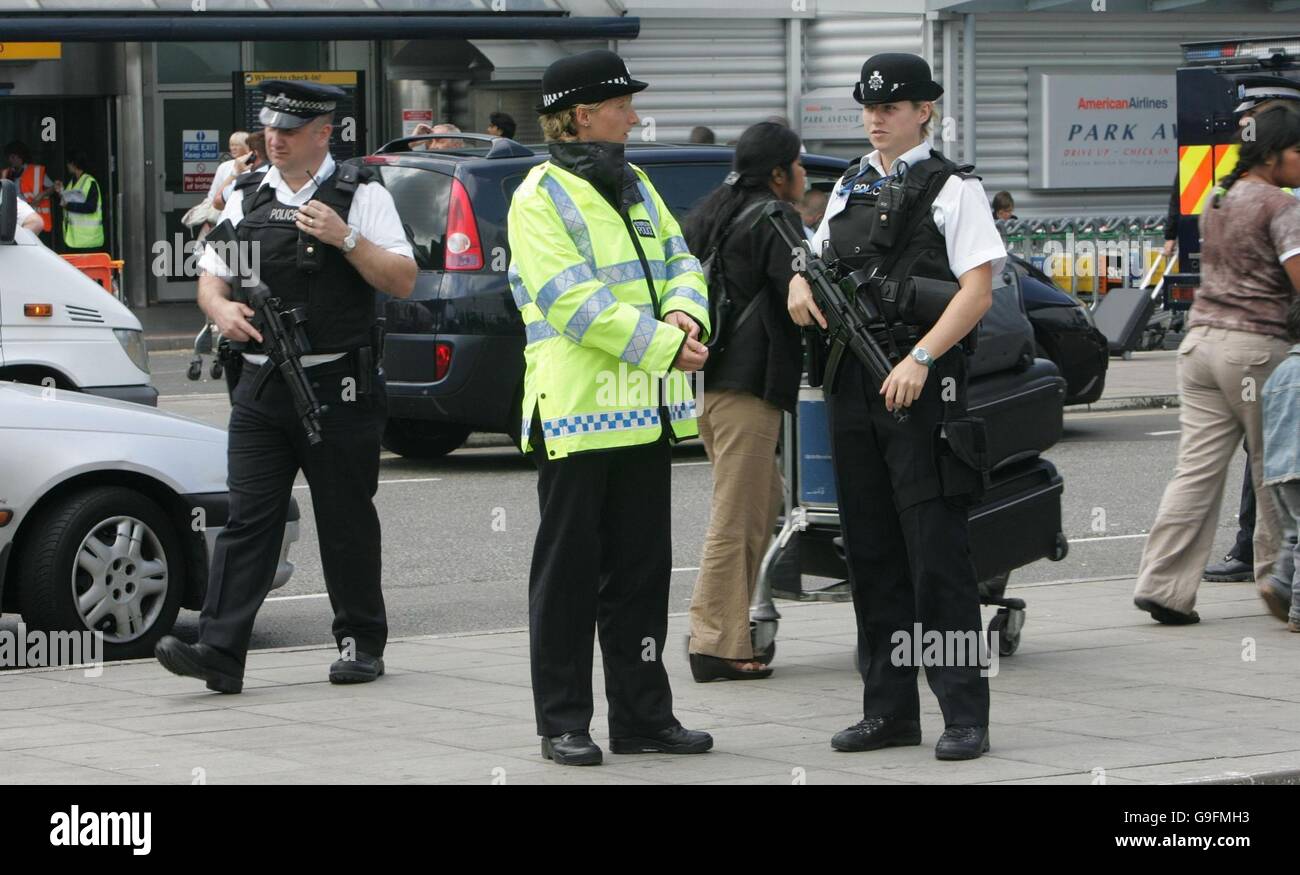 La polizia armata al di fuori del Terminal 3 dell'aeroporto di Heathrow, dove le cose stavano lentamente tornando alla normalità oggi, poiché le misure di sicurezza introdotte dopo le ondate anti-terrore della settimana scorsa sono state ridotte. Foto Stock