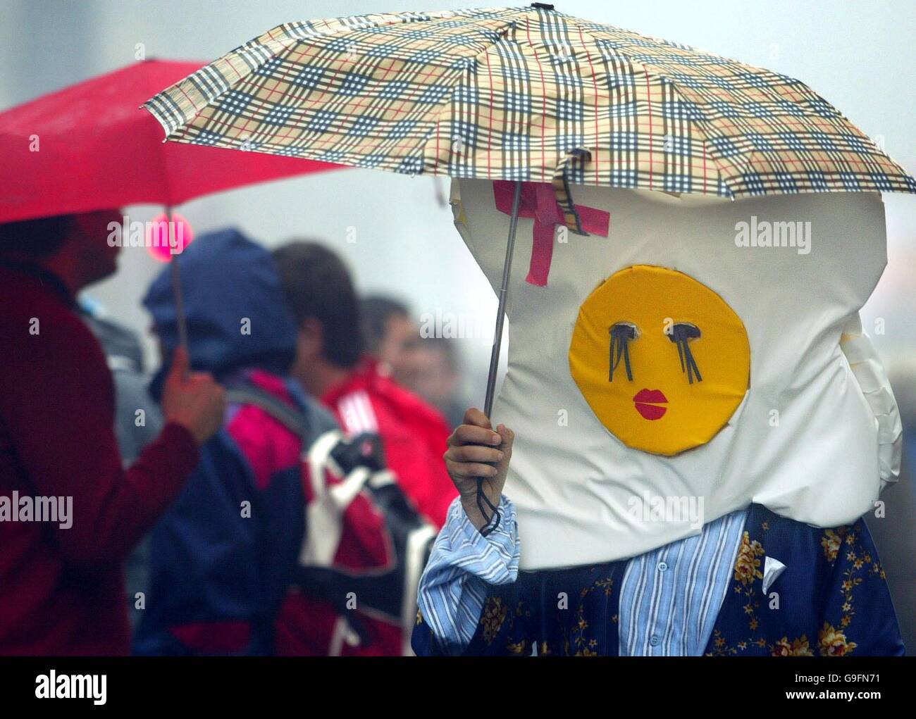 Gli artisti interpreti o esecutori mettere in atto i loro spettacoli sotto la pioggia su Edinburgh Royal Mile come parte della Edinburgh Fringe Festival.PRESS ASSOCIATION:foto.Venerdì agosto 18,2006.Photo credit:David Cheskin/PA. Foto Stock