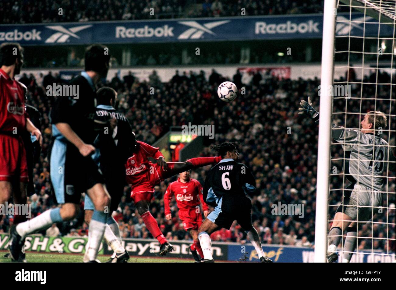 Emile Heskey (l) di Liverpool è in testa al terzo gol passato Coventry Portiere della città Chris Kirkland (r) Foto Stock