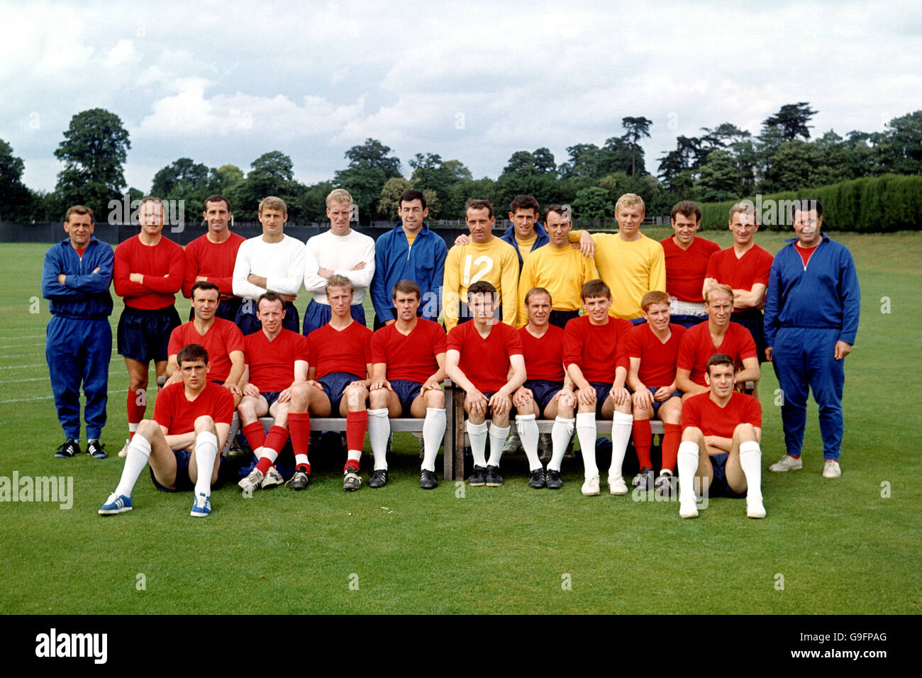 Squadra inglese: (Back row, l-r) Les Cocker, George Cohen, Gerry Byrne, Roger Hunt, Ron Flowers, Gordon Banks, Ron Springett, Peter Bonetti, Jimmy Greaves, Bobby Moore, John Connelly, George Eastham, Harold Shepherdson (prima fila, l-r) Norman Hunter (seduto), Jimmy Armfield, Nobby Stiles, Jack Charlton, Geoff Hurst, Terry Paine, Ray Wilson, Martin Peters, Alan Ball, Bobby Charlton, Ian Callaghan (seduto) Foto Stock