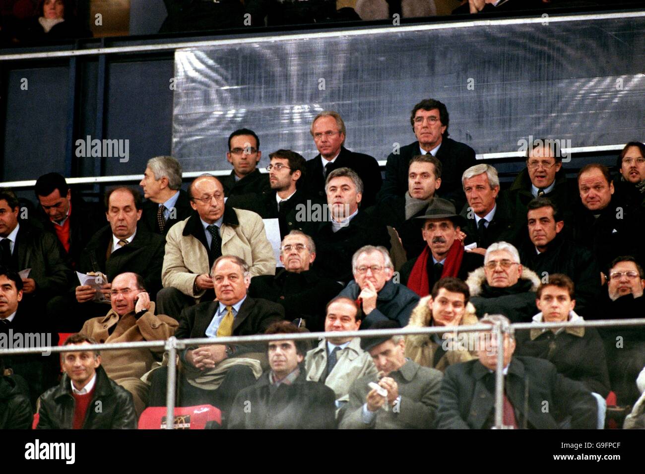 Il nuovo manager inglese Sven Goran Eriksson (c, back row) guarda dallo stand, seduto accanto all'ex direttore nazionale italiano Dino Zoff (r, back row) Foto Stock
