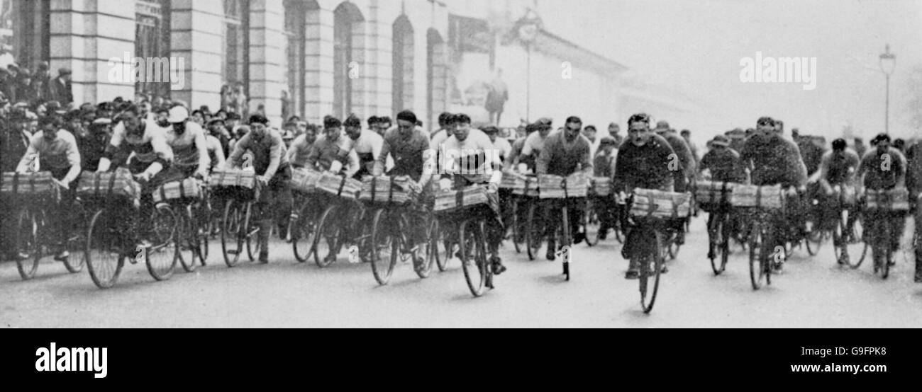 Una flotta di ragazzi per la consegna di giornali all'inizio di La gara su Rue Reaumur Foto Stock