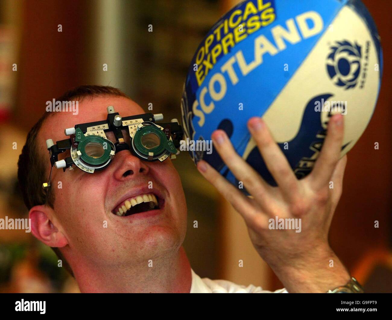 Scottish Rugby Arbitro elite Andrew MacPherson pone durante una chiamata foto in ottica Express in Edinburgh, dopo che esso è stato annunciato che sarà sponsor arbitri in Scozia. Foto Stock