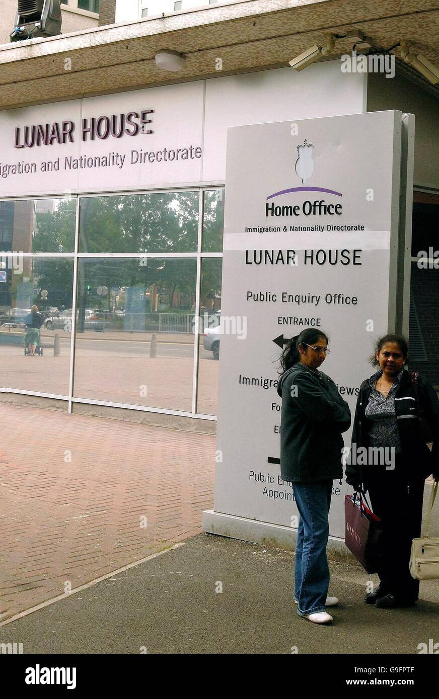 L'esterno della Lunar House a Croydon, Surrey, che ospita la sede della direzione immigrazione e nazionalità e rilascia permessi ai lavoratori immigrati. Foto Stock