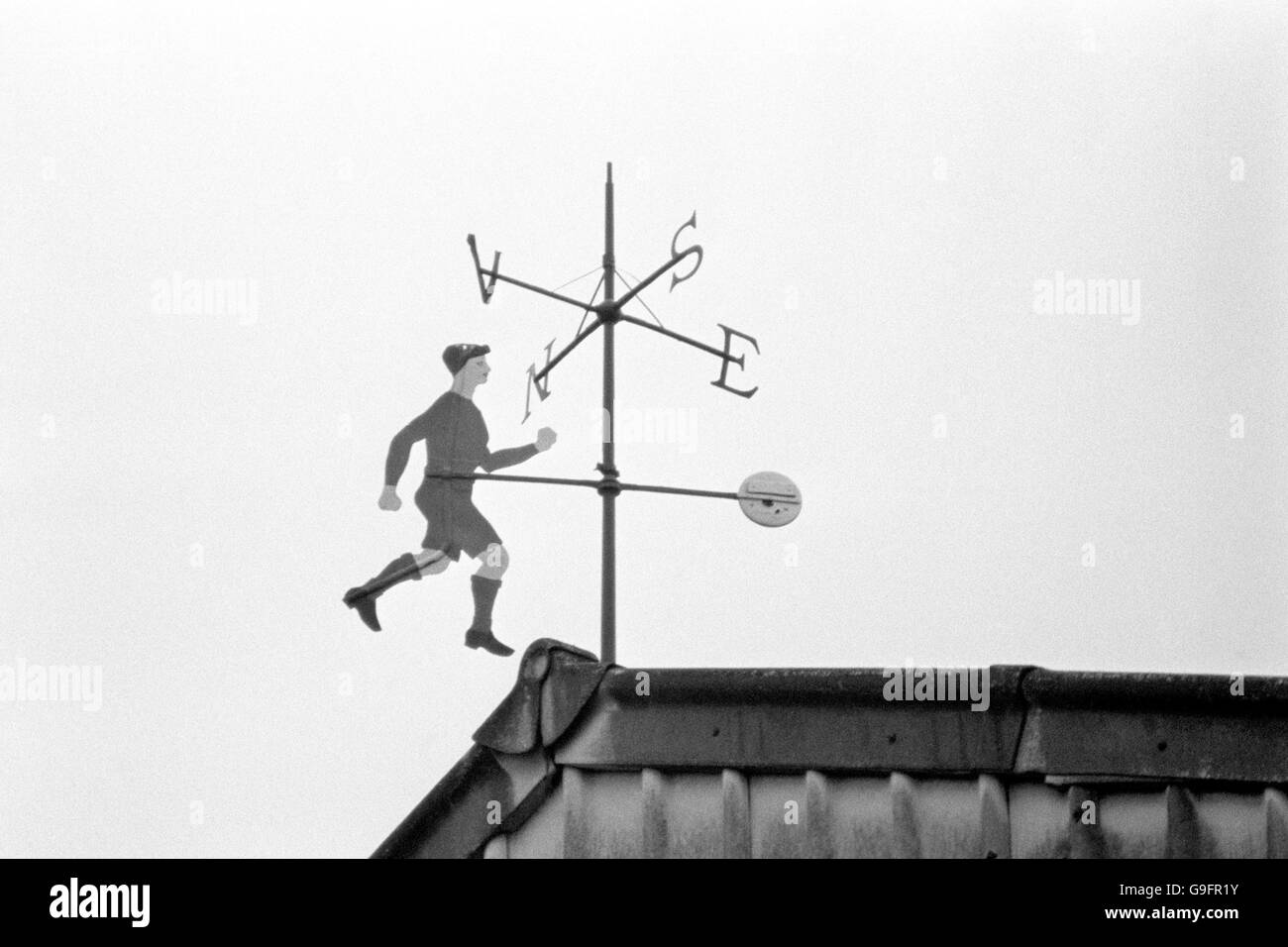 Il weathervane in cima allo stand est di Stamford Bridge, modellato sul prolifico attaccante George Hilsdon, che ha segnato 98 gol in 150 partite di campionato per Chelsea Foto Stock