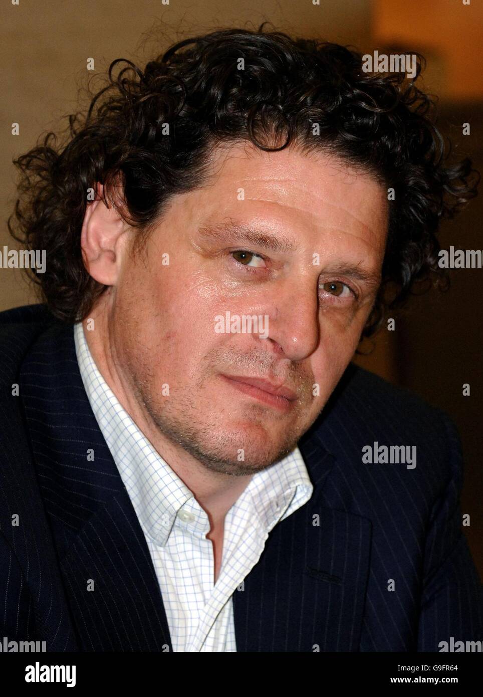 Lo chef Marco Pierre White durante la firma della sua autobiografia "White Slave" a Selfridges, Londra. PREMERE ASSOCIAZIONE foto. Data immagine: Mercoledì 23 2006 agosto. Vedere la storia di PA. Il credito fotografico dovrebbe essere Fiona Hanson/PA Foto Stock