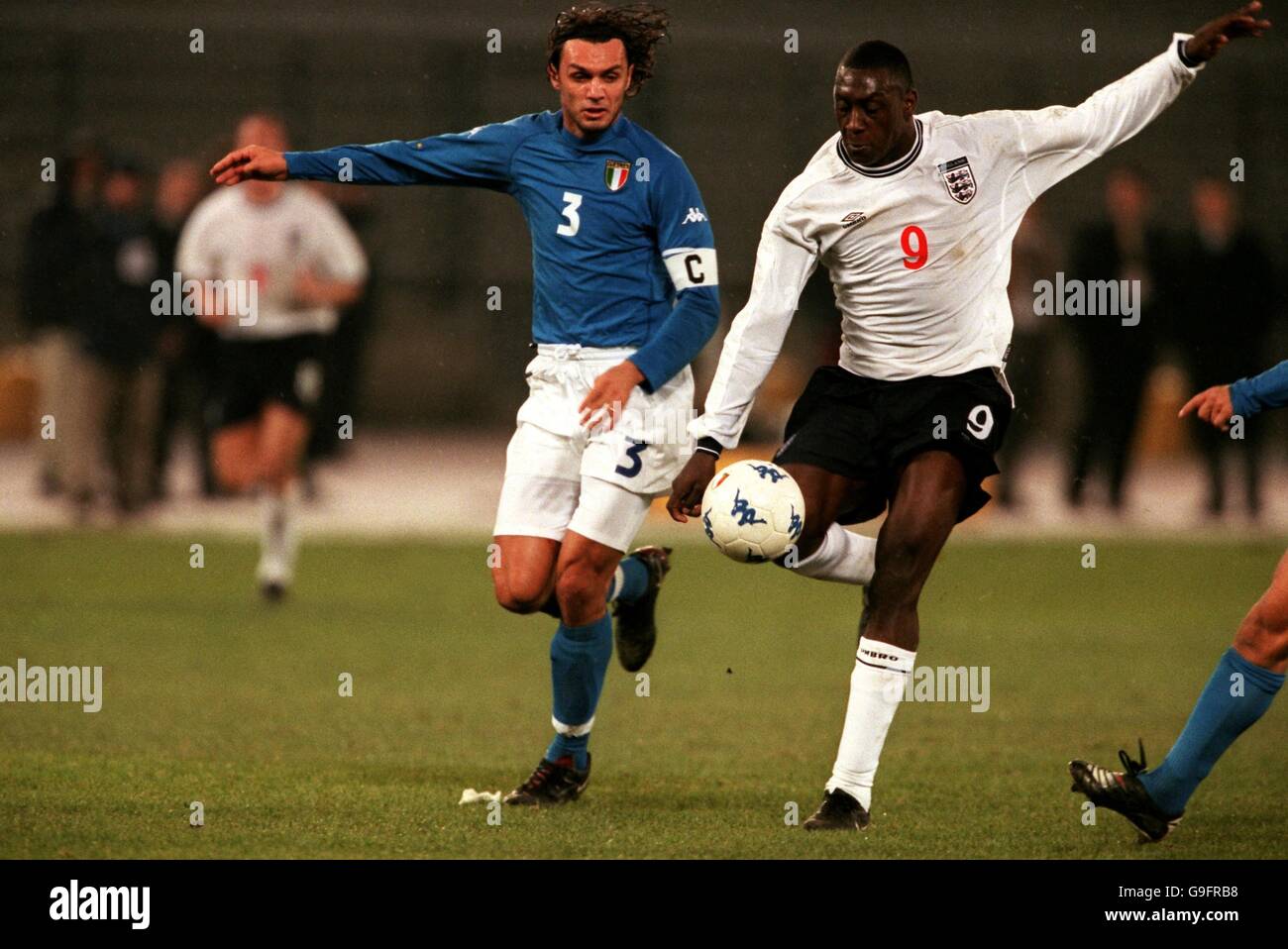 Calcio - amichevole - Italia / Inghilterra. Emile Heskey (r) in Inghilterra mantiene il controllo della palla nonostante la pressione esercitata dall'italiano Paolo Maldini (l) Foto Stock