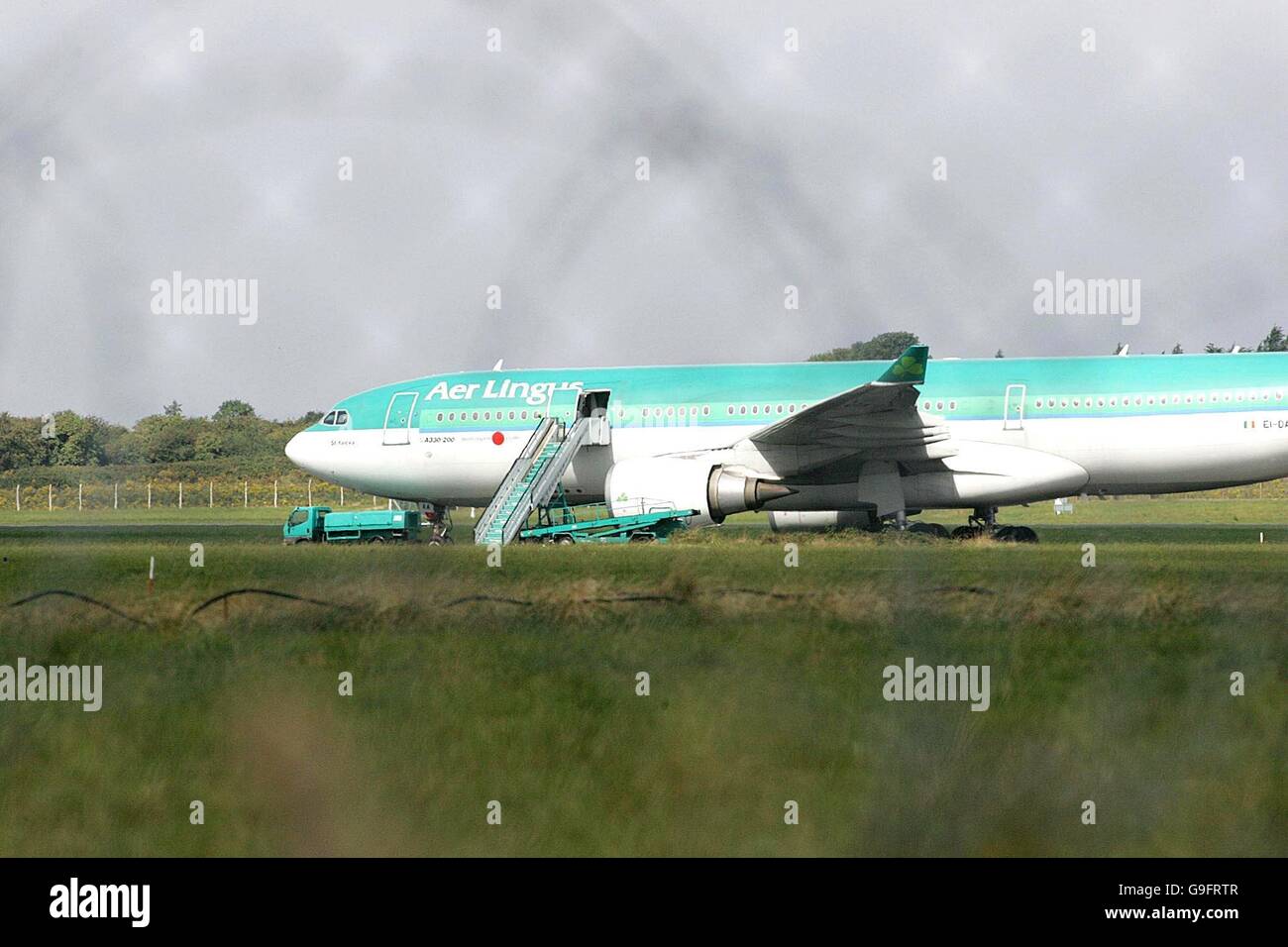 Un Aer Lingus aeromobile è collegato a massa all'Aeroporto di Shannon in Co Clare dopo che esso è stato oggetto di un importante avviso di sicurezza. Foto Stock