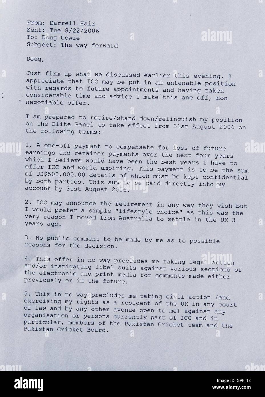 Una lettera di umpire Darrell Hair, in cui ha offerto le sue dimissioni in cambio di 500,000 dollari USA, divulgata da International Cricket Council Chief Executive Malcolm Speed durante una conferenza stampa al Danubius Hotel, Londra. Foto Stock