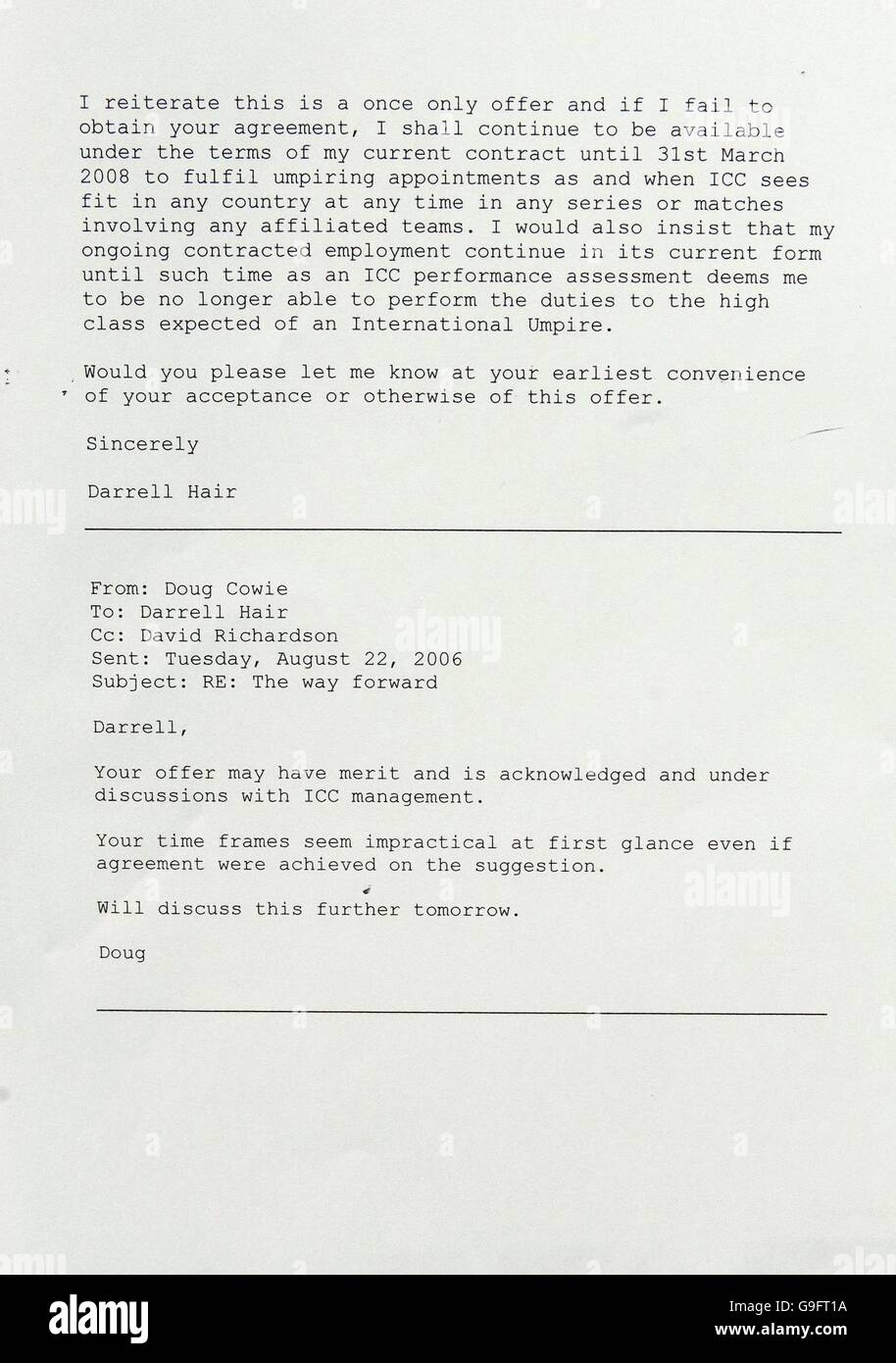 Una lettera di umpire Darrell Hair, in cui ha offerto le sue dimissioni in cambio di 500,000 dollari USA, divulgata da International Cricket Council Chief Executive Malcolm Speed durante una conferenza stampa al Danubius Hotel, Londra. Foto Stock
